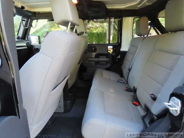 2009-jeep-wrangler-rubicon-085.jpg