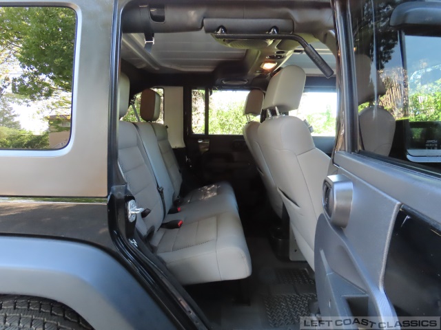 2009-jeep-wrangler-rubicon-088.jpg