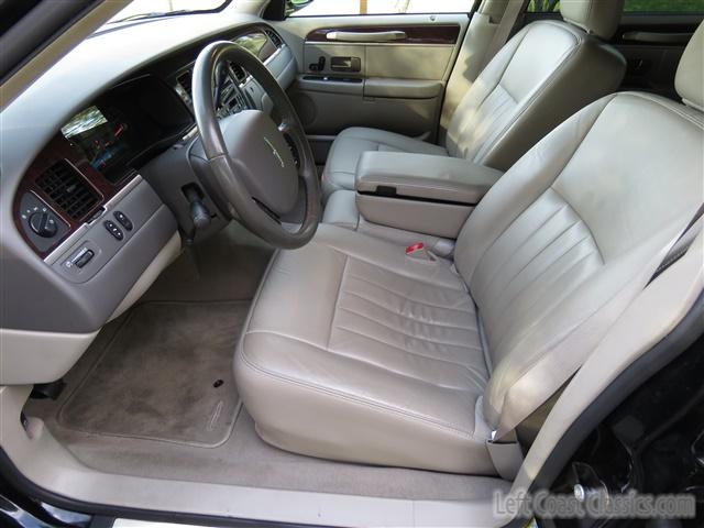 2009-lincoln-towncar-l-089.jpg